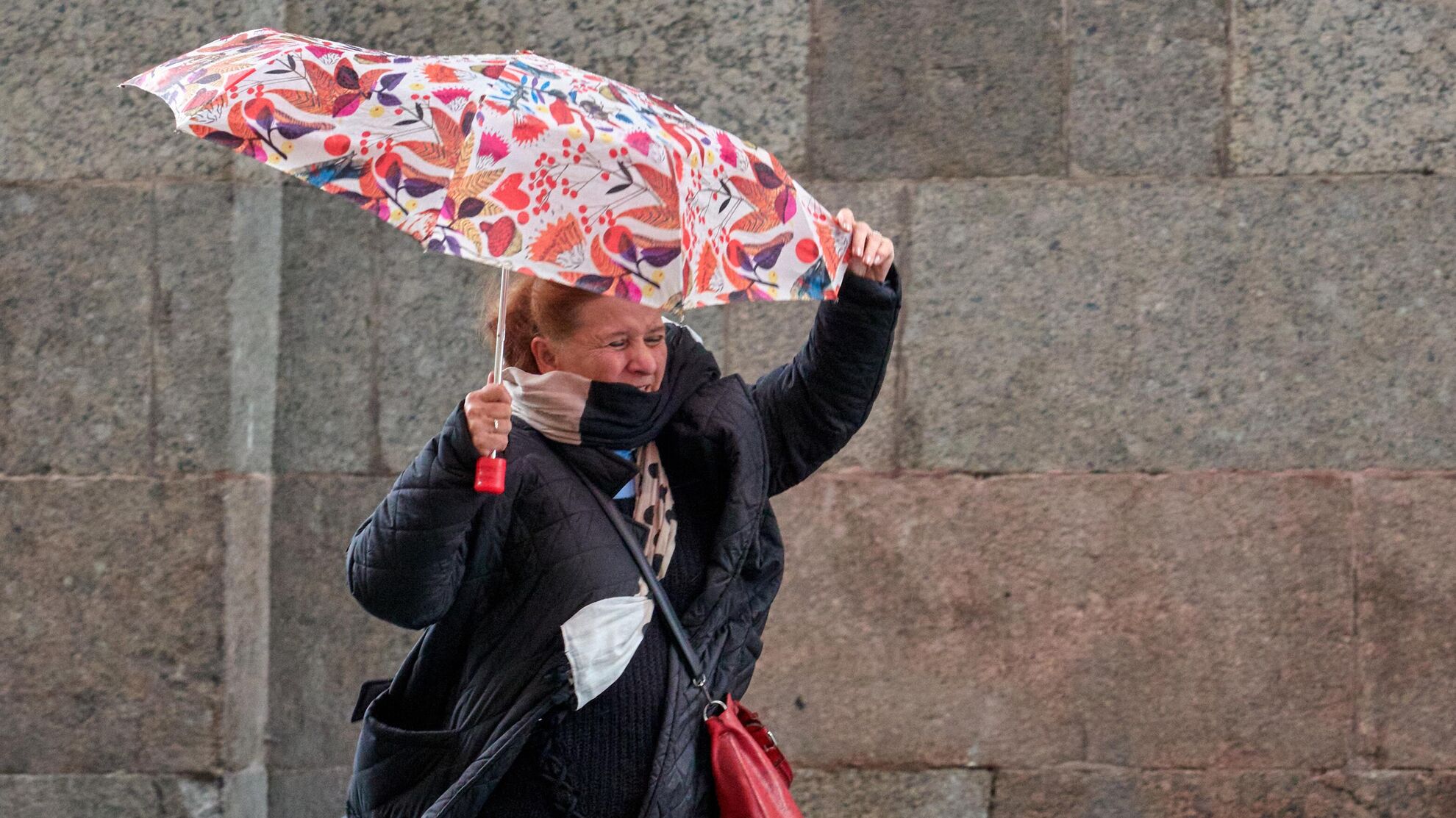 Непогода гуляет по России: эксперт рассказала, как выбрать качественный зонт, чтобы он не сломался при дуновении ветра - News-hub.ru, 05.10.2023