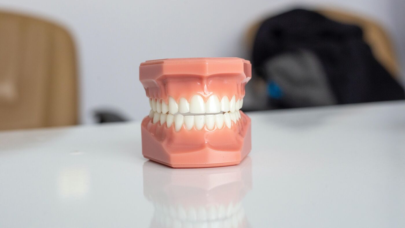 Прощай, вставная челюсть? Стоматолог высказалась об альтернативе зубным имплантатам - News-hub.ru, 19.10.2023