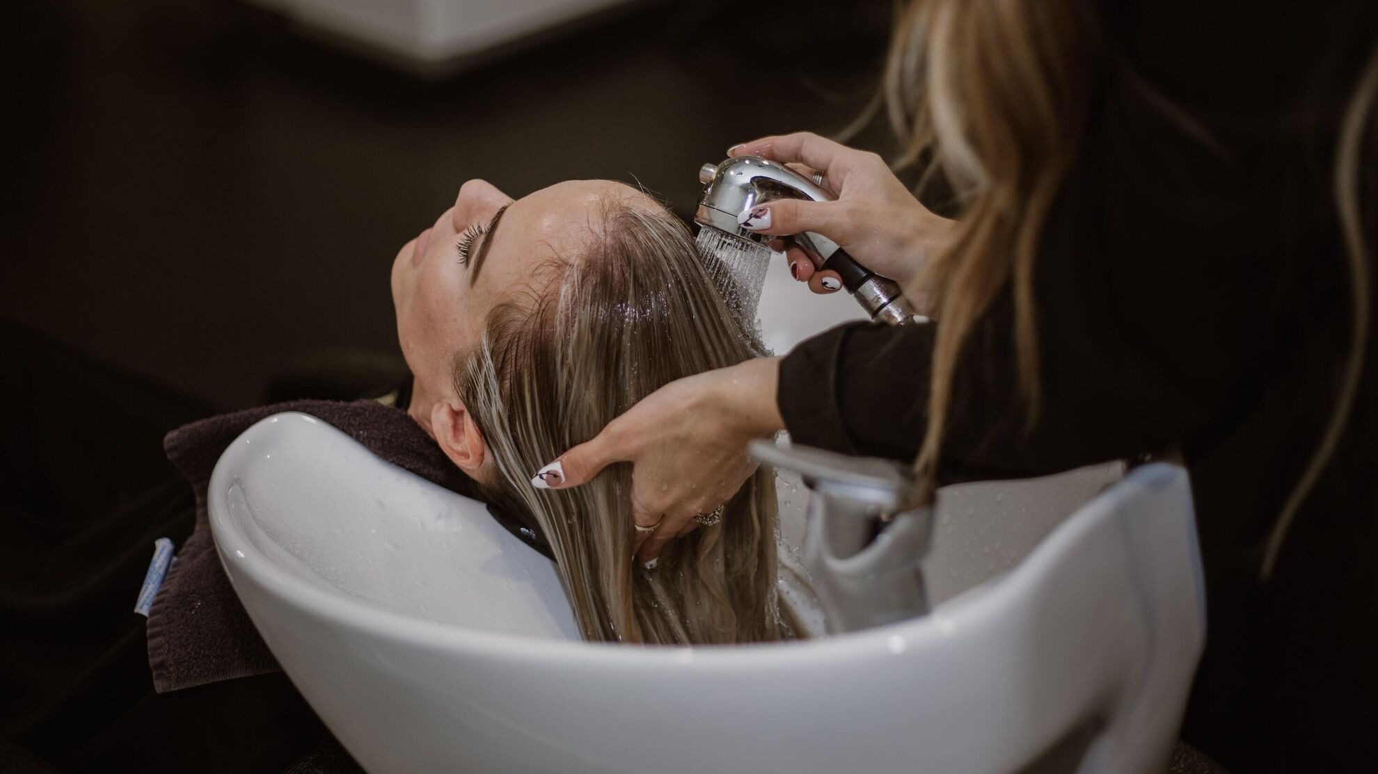 Стилист рассказала, как ухаживать за волосами даже во время мытья - News-hub.ru, 27.10.2023
